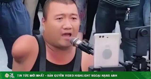 Nhờ sự nghiêm khắc của mẹ, con trai 'không tay chân' dùng miệng nuôi cả gia đình