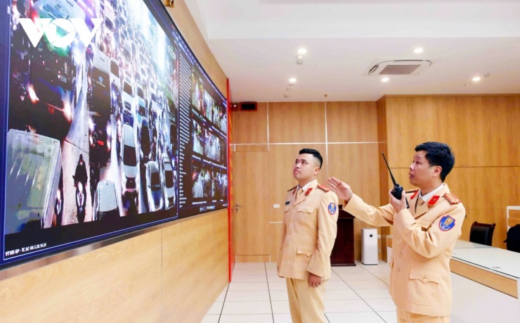 Trung tá Trương Song Thành - Đội trưởng Đội Chỉ huy giao thông và điều khiển đèn tín hiệu giao thông, Phòng CSGT Hà Nội&nbsp;chỉ huy lực lượng làm nhiệm vụ