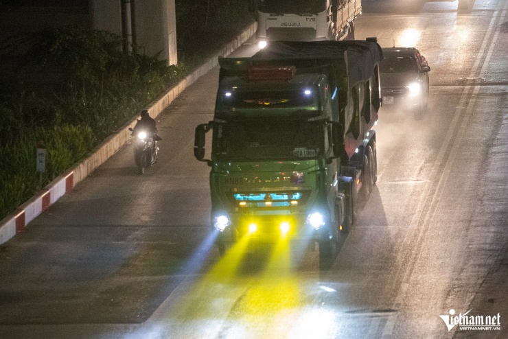 Ô tô lắp đèn siêu sáng gây cảnh 'mù tạm thời' cực nguy hiểm trên đường ở Hà Nội - 2