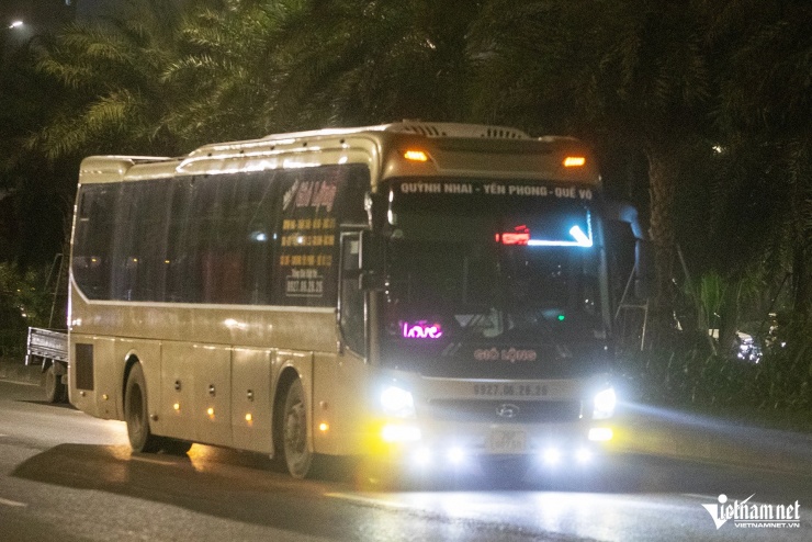 Tại Đại lộ Thăng Long (đoạn qua phường Từ Liêm), không chỉ có ô tô tải độ đèn mà các xe khách đường dài cũng sử dụng đèn LED siêu sáng.