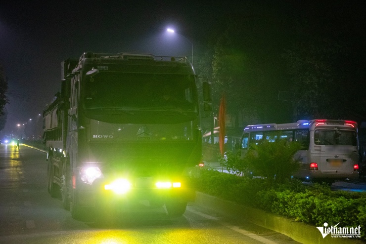 Ở các tuyến đường ngoại thành như Quốc lộ 21B (đoạn qua xã Thanh Oai) cũng có tình trạng tương tự, hàng loạt ô tô độ đèn LED siêu sáng "vô tư" lưu thông.