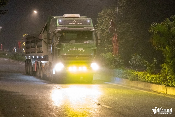 Ô tô lắp đèn siêu sáng gây cảnh 'mù tạm thời' cực nguy hiểm trên đường ở Hà Nội - 10