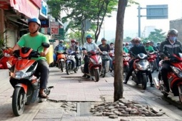 Đi xe máy lên vỉa hè bị phạt bao nhiêu tiền, trường hợp nào không bị phạt?