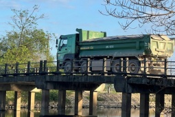 Cầu 13 tấn "cõng" xe 30-40 tấn, cầu Trắng chịu được đến bao giờ?