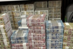 Càng gần Tết Nguyên đán, 'chợ' đổi tiền càng sôi động, phí đẩy lên cao