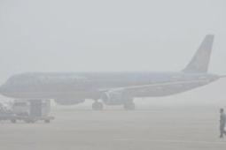 Nội Bài "tê liệt" tạm thời vì sương mù, nhiều chuyến bay phải bay vòng, hoãn cất cánh, chuyển hướng