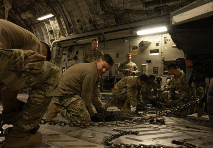 Các binh sĩ Không quân Mỹ thuộc Phi đội Vận tải Hàng không Viễn chinh 379 chuẩn bị trước cuộc tập trận. Ảnh: Không quân Mỹ