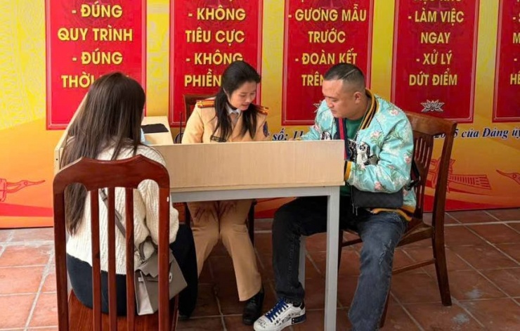 Tài xế Nguyễn Văn H. làm việc tại trụ sở Đội CSGT đường bộ số 9 vào sáng 27/1. Ảnh do đơn vị cung cấp.