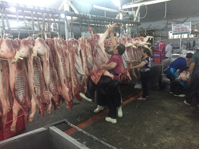 Giá heo hơi hôm nay, 28-1: Giá heo mảnh ở chợ đầu mối tăng cao