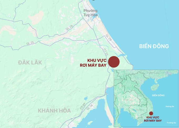 Cán bộ, chiến sĩ đang  vào hiện trường máy bay gặp  nạn. Ảnh: Hoàng Huỳnh