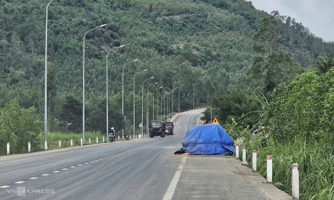 Đường đi vào khu vực máy bay rơi bị phong tỏa, trưa 28/1. Ảnh: Minh Bằng
