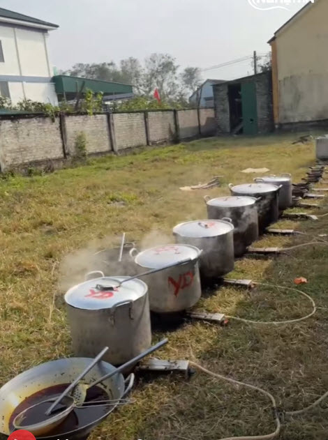 Đầu giờ chiều, bếp đã đỏ lửa chuẩn bị nấu nướng phục vụ cỗ, người dân quê hương cũng tới nhà Đình Bắc rất đông để gặp gỡ nam tiền đạo mang áo số 7