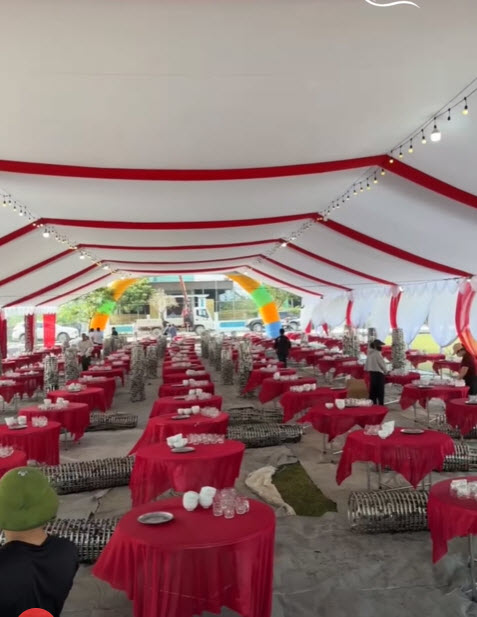 Đầu giờ chiều, bếp đã đỏ lửa chuẩn bị nấu nướng phục vụ cỗ, người dân quê hương cũng tới nhà Đình Bắc rất đông để gặp gỡ nam tiền đạo mang áo số 7