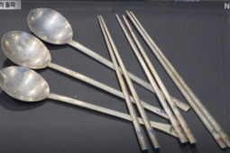 Xếp hàng bán thìa, đũa khi giá bạc lập đỉnh