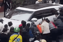 Ô tô đi lùi tông 2 người thương vong