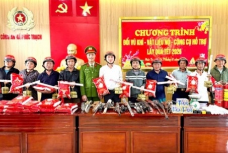 Mang súng đến trụ sở Công an xã đổi... bánh chưng