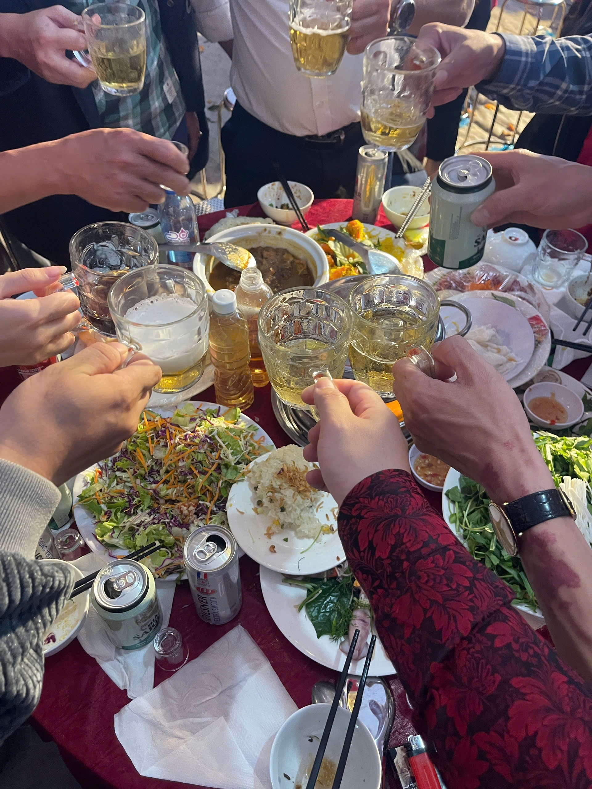 Cỗ bàn gồm 12 món, với nhiều đặc sản xứ Nghệ mời khách thưởng thức