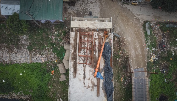 Tr&ecirc;n c&ocirc;ng trường vật liệu chưa sử dụng nằm ngổn ngang, phủ bạt chờ thi c&ocirc;ng.