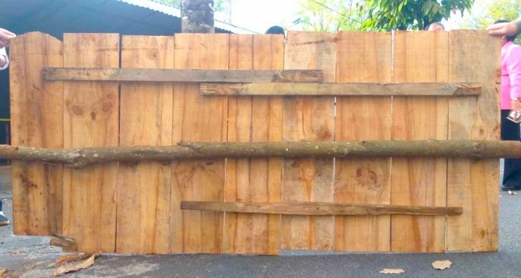 Công an đi từng nhà kêu gọi người dân tố giác hai tên cướp ngân hàng ở Gia Lai - 4