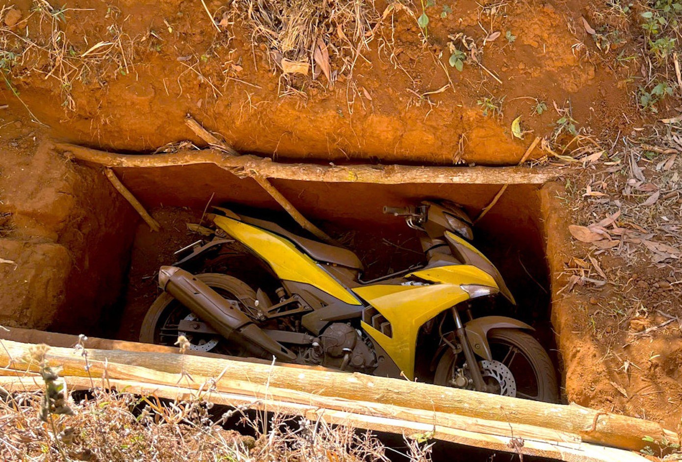 Công an đi từng nhà kêu gọi người dân tố giác hai tên cướp ngân hàng ở Gia Lai - 5