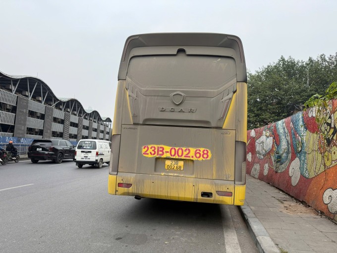 Xe bám bùn đất nhưng phần biển số đã được lau sạch tại Hà Nội. Ảnh: Cục CSGT