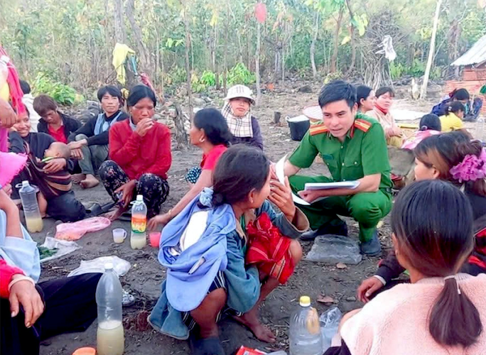 Lực lượng công an cũng tới các vùng sâu, vùng xa để nắm bắt tình hình điều tra vụ án này.