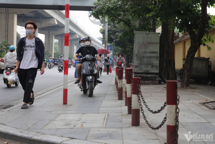 Xe máy đi trên vỉa hè có thể bị phạt nặng. Ảnh: Đình Hiếu