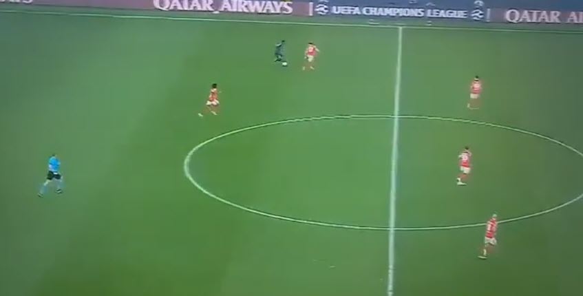 Vinicius một mình đột phá trong lúc Benfica kéo về đông người