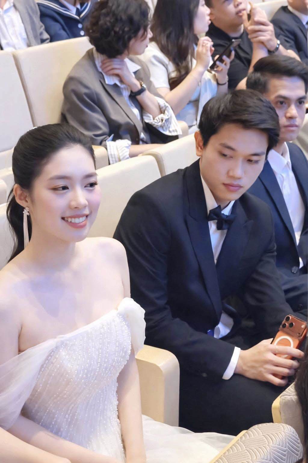 Khoảnh khắc Đình Bắc ngồi cạnh á hậu Châu Anh trở thành tâm điểm của sự chú ý