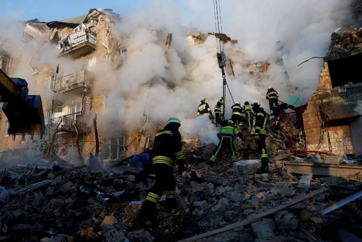 Lực lượng cứu hộ nỗ lực dập đám cháy sau một cuộc tấn công của Nga. Ảnh Reuters.