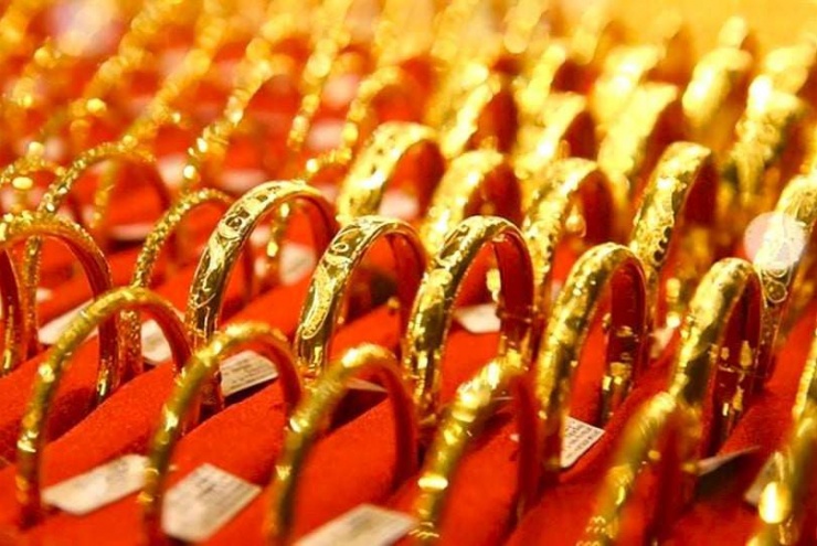 Giá vàng giảm mạnh gần 20 triệu/lượng: "Biển người" xếp hàng, cửa hàng "đột ngột" ngừng giao dịch