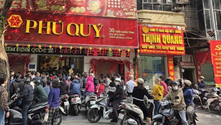 Giá vàng giảm mạnh gần 20 triệu/lượng: "Biển người" xếp hàng, cửa hàng "đột ngột" ngừng giao dịch