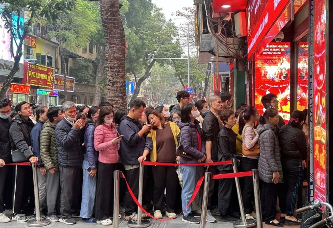 Người dân xếp hàng mua vàng tại một cửa hàng trên phố Trần Nhân Tông, Hà Nội sáng 31/1. Ảnh: Trọng Hiếu