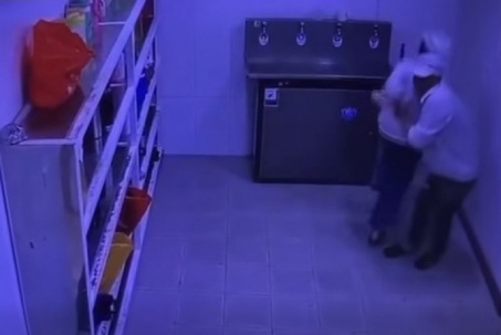 Xôn xao clip nữ đồng nghiệp trẻ liên tục bị sàm sỡ ở khu vực nhà vệ sinh: Công an vào cuộc