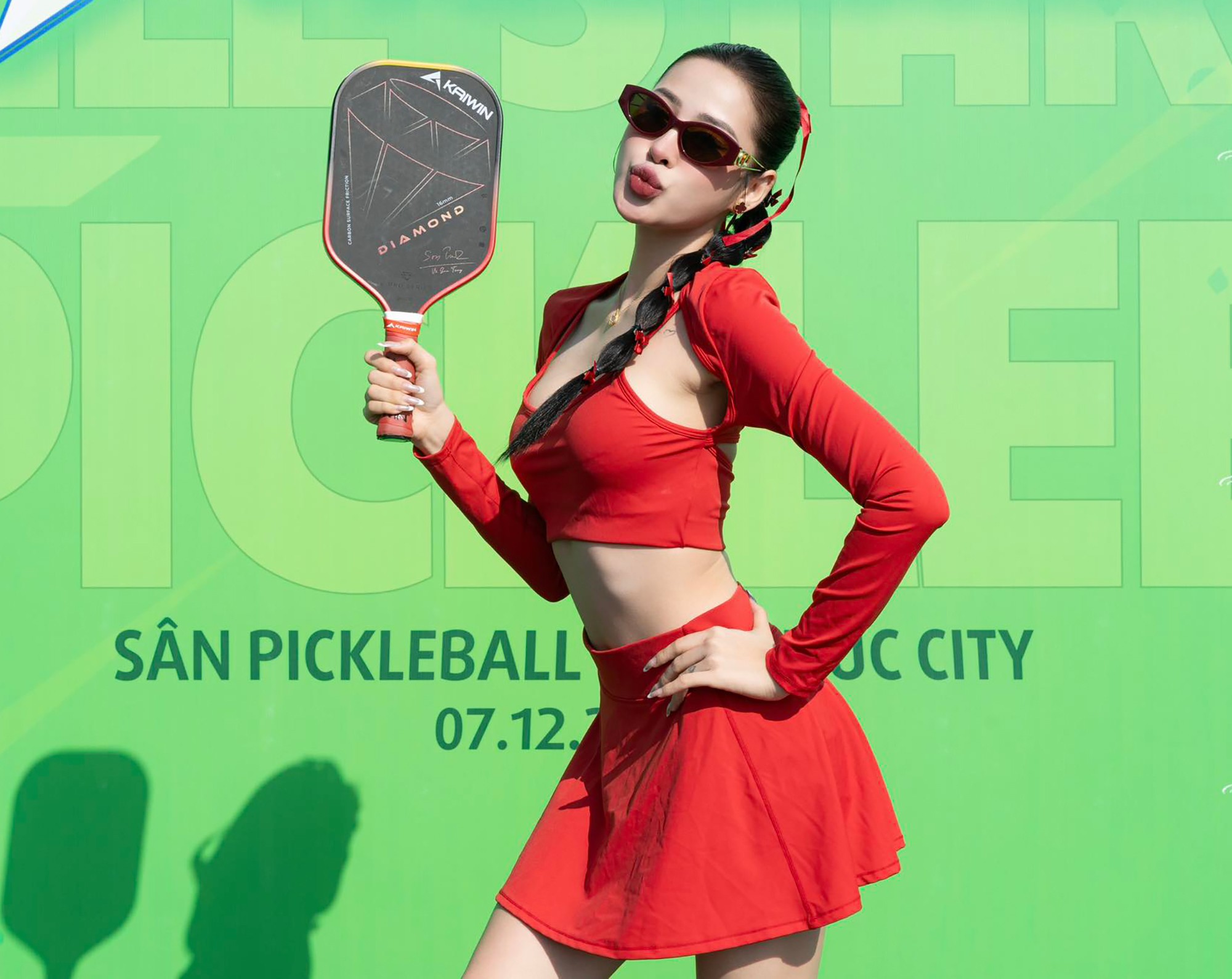 “Hiện tại, tôi vẫn tập song song giữa pickleball và gym. Pickleball giúp cơ thể đốt năng lượng rất tốt, nhanh nhẹn và linh hoạt hơn. Gym giúp phần vai, mông, eo hài hoà và rõ nét hơn