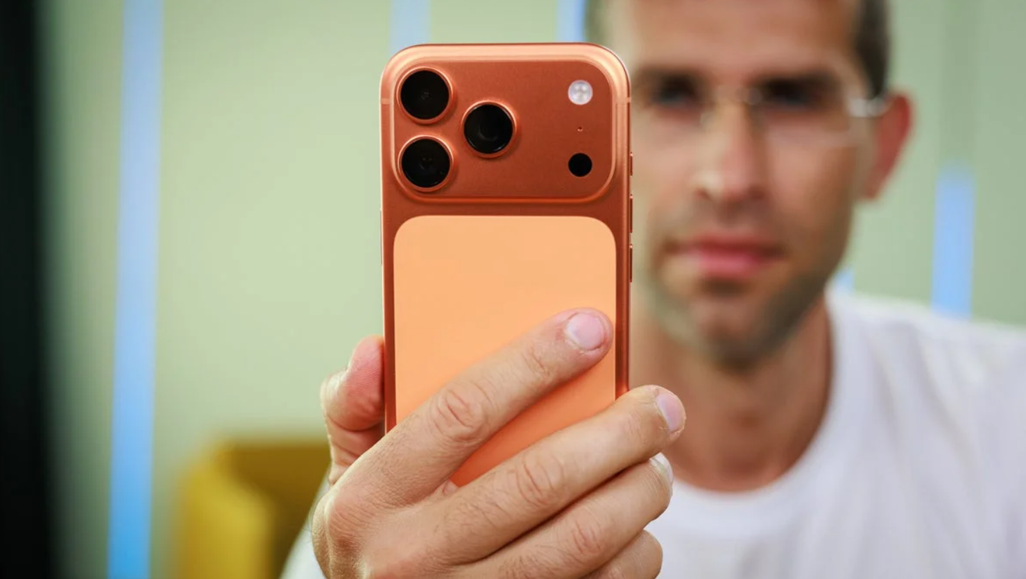 iPhone 17 Pro màu cam.