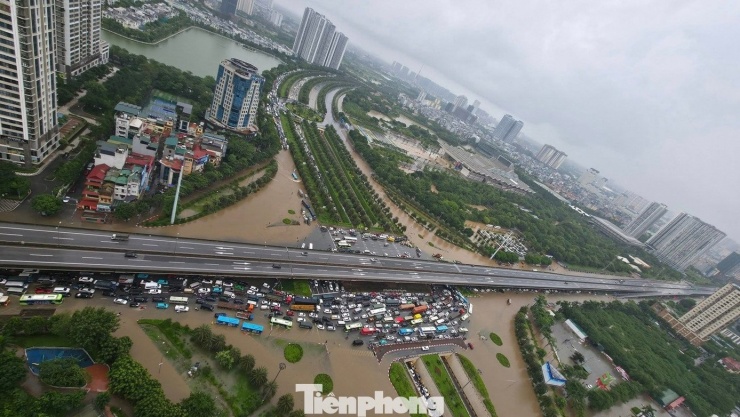 Nhiều khu vực của Hà Nội ngập lụt trong đợt mưa lũ tháng 10/2025