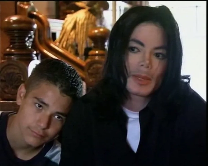 Jackson bị Gavin Arvizo (trái) cáo buộc quấy rối tình dục. Nguồn: ITV