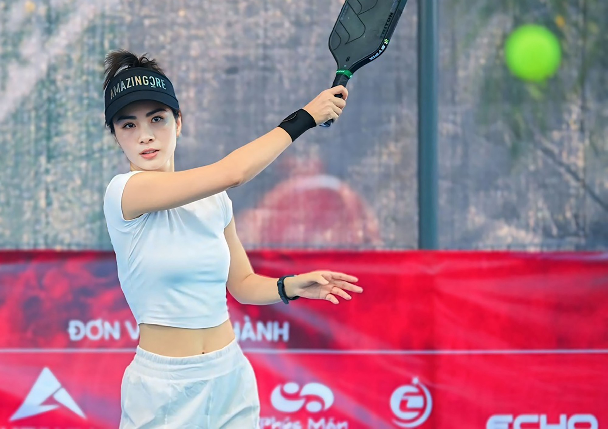 “Tôi gặp chấn thương tay khi đang thi đấu ở trận bán kết tại một giải đấu phong trào tại TP.HCM. Trong một pha ham bóng, tôi và đồng đội không hiểu ý nhau nên đã có va chạm khi đồng đội đánh trúng vào cán vợt của tôi khiến tôi bị gãy ngón tay. Tôi cần khoảng gần 2 tháng để phục hồi”, Lê Nhàn kể.