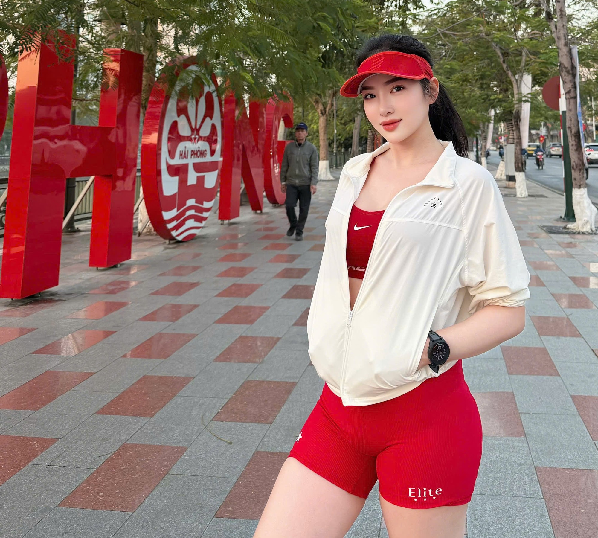 “Tôi cho rằng ngày Tết, bạn không cần đặt nặng cường độ hay thành tích, chỉ cần có thể thao nhẹ nhàng mỗi ngày để cơ thể được vận động đều đặn và giữ nhịp sinh hoạt quen thuộc là rất tốt rồi”, người đẹp cho biết.