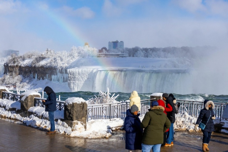 Thác nước nổi tiếng Niagara bị đóng băng một phần vào mùa đông. Nguồn: Reuters