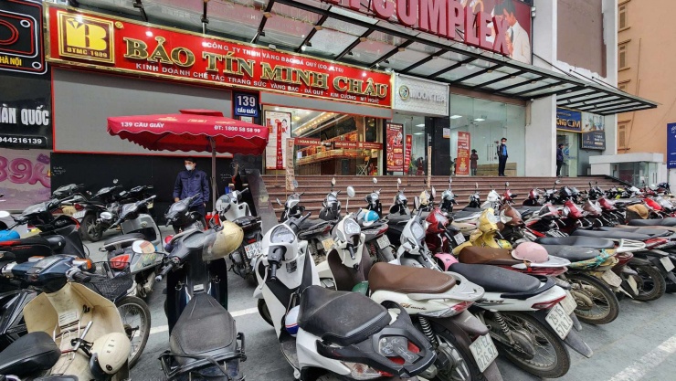 Bãi xe chật kín phương tiện của khách hàng dù cửa hàng chưa mở cửa giao dịch.&nbsp;Ảnh: Thái Nguyễn