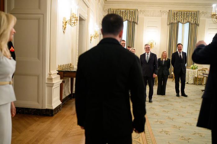 Tổng thống Ukraine Volodymyr Zelensky nói chuyện với các nhà lãnh đạo châu Âu hôm 18-8-2025 tại Nhà Trắng. Ảnh: Nhà Trắng