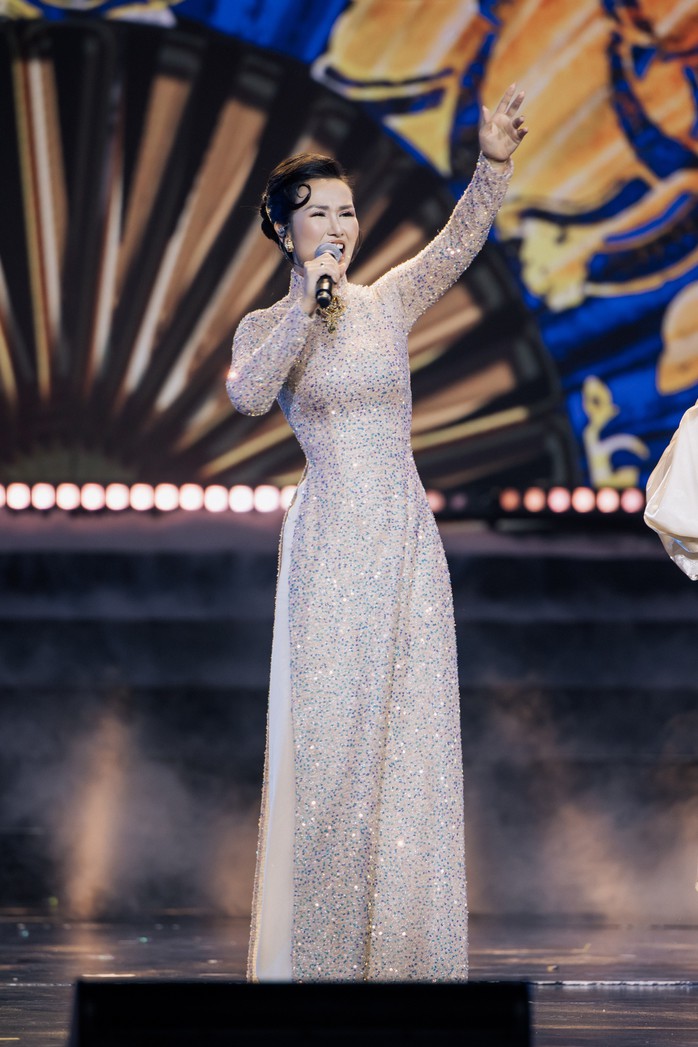 Võ Hạ Trâm đặc biệt xinh đẹp khi mặc áo dài