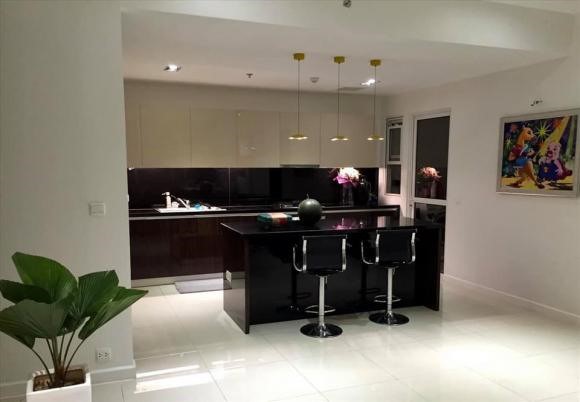 bếp gas, máy rửa chén tự động, máy lọc nước, dàn tủ bếp với thiết kế gỗ bóng để phản chiếu ánh sáng của view chung cư.