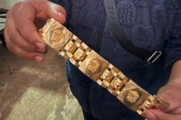 Người phụ nữ nhặt được 1,3 cây vàng ở chợ