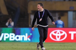 HLV người Tây Ban Nha của Ninh Bình bị phạt nặng vì mắng trọng tài Malaysia