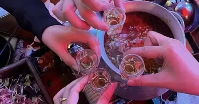 Uống rượu trắng dễ say hơn rượu màu?