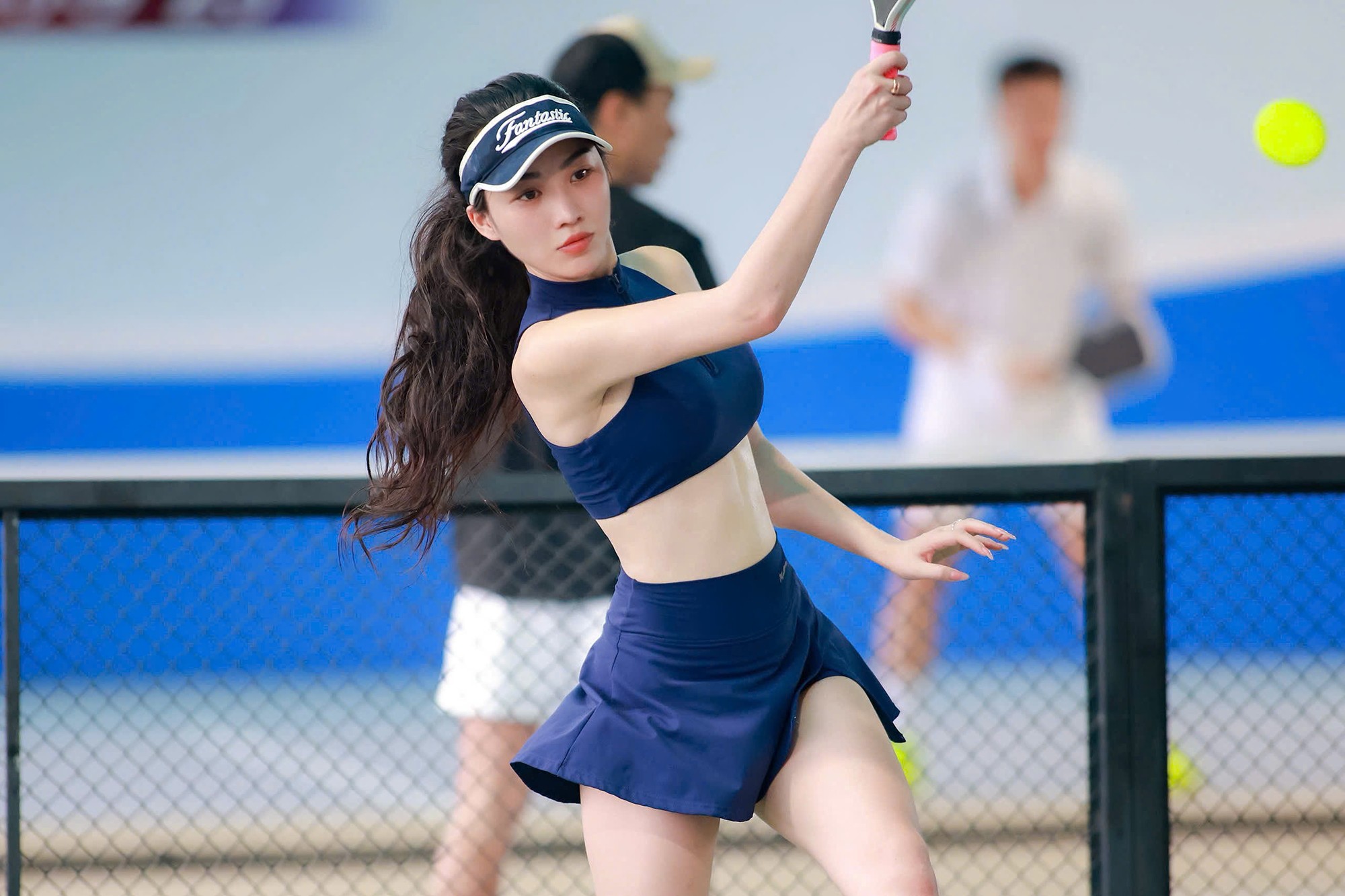 “Tôi có sở thích tâng bóng trong lúc khởi động mỗi khi chơi pickleball. Điều này giúp tôi có cảm giác bóng tốt hơn, kiểm soát vợt tốt và tự tin hơn khi vào sân. Pickleball là môn thể thao rất thú vị, dễ tiếp cận nhưng càng chơi càng thấy nhiều kỹ thuật”.