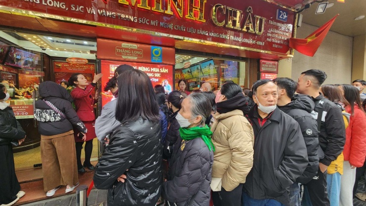 Nhiều người dân cao tuổi đến xếp hàng từ 6 giờ sáng chờ hơn 3 tiếng ngoài trời vẫn chưa đến lượt vào cửa hàng mua vàng.&nbsp;Ảnh: Thái Nguyễn